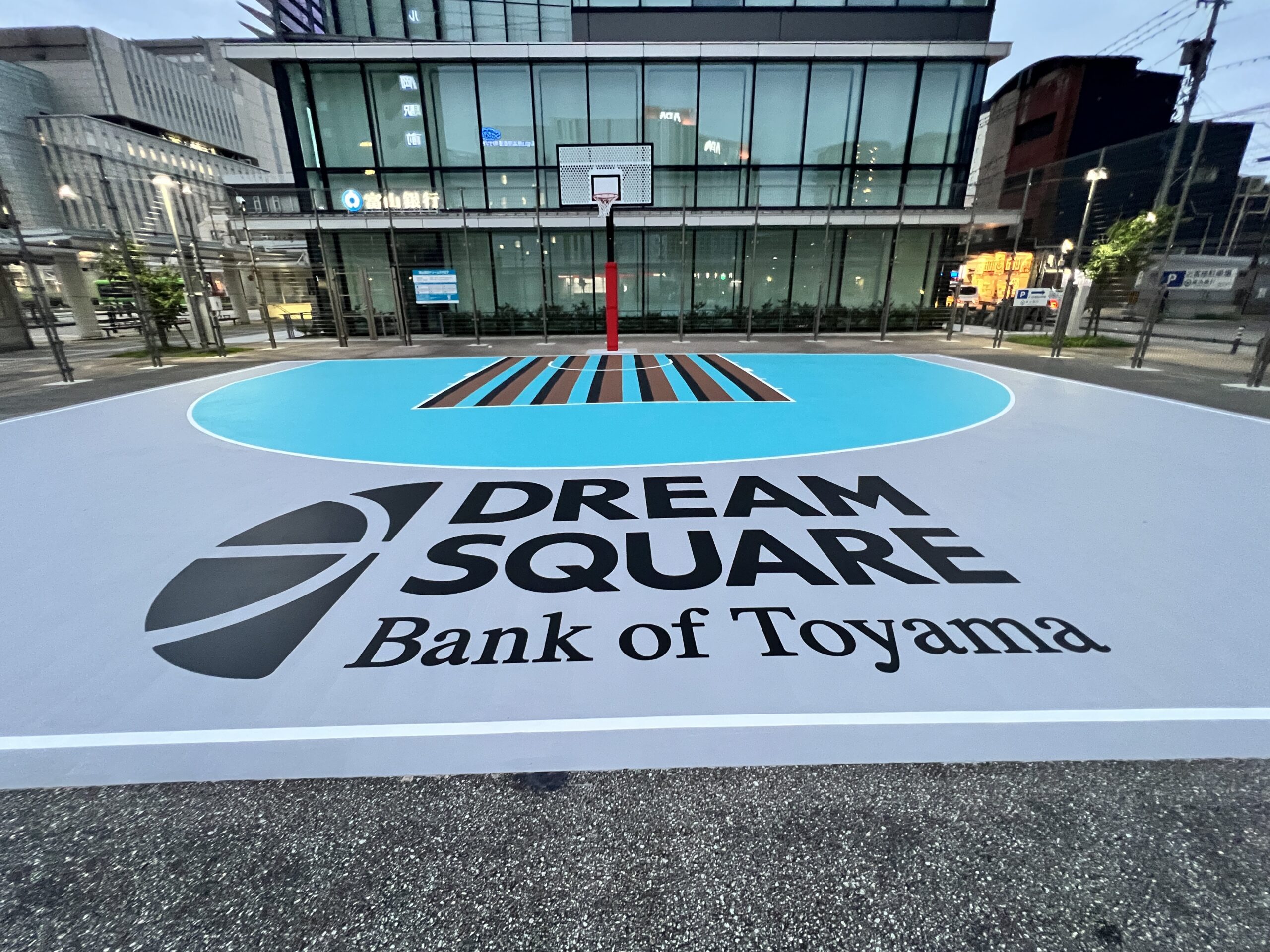 高岡駅前｜床面サイン・大型ロゴ施工